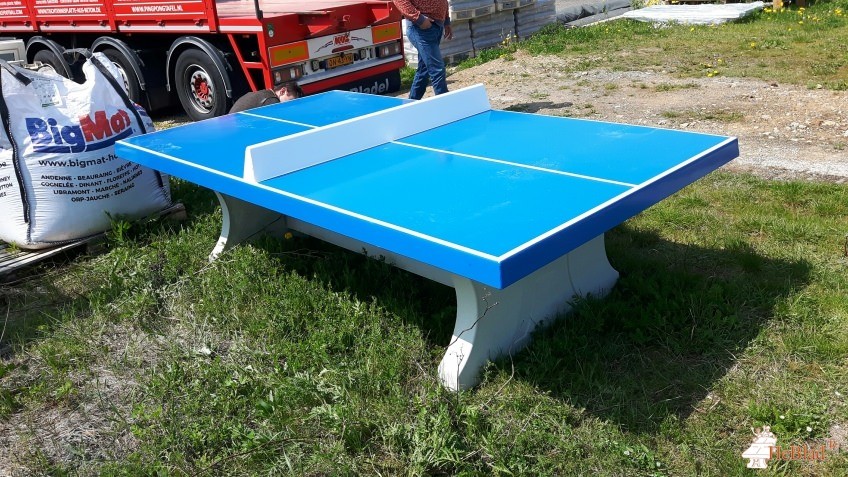 Table ping-pong en béton anthracite, angles arrondis, plein air. - HeBlad
